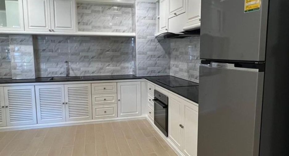 For rent 3 bedrooms condo in Khlong Toei, Bangkok