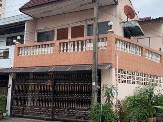 For sale 5 bed townhouse in Din Daeng, Bangkok