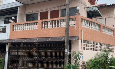 For sale 5 bedrooms townhouse in Huai Khwang, Bangkok