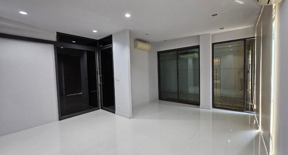For rent そして for sale 7 Beds townhouse in Yan Nawa, Bangkok