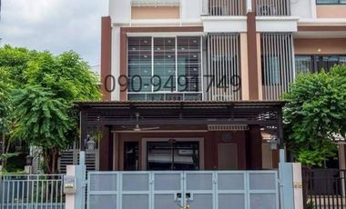 For rent 3 bedrooms townhouse in Phra Khanong, Bangkok