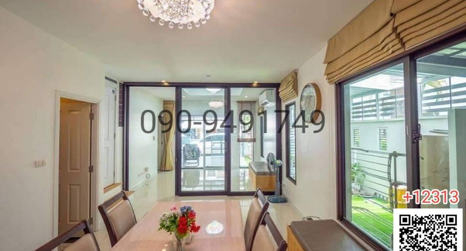 For rent 3 bedrooms townhouse in Phra Khanong, Bangkok