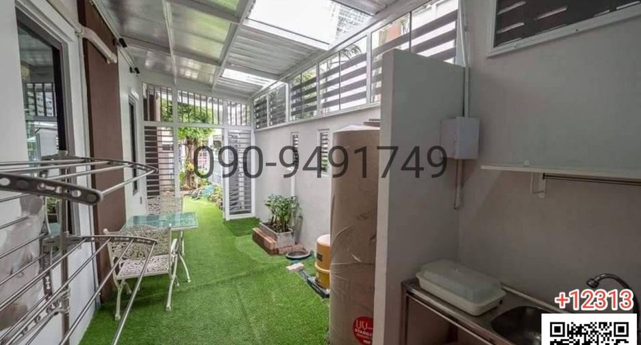 For rent 3 bedrooms townhouse in Phra Khanong, Bangkok