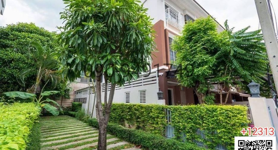 For rent 3 bedrooms townhouse in Phra Khanong, Bangkok