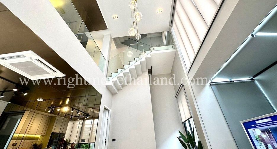 For sale 3 bedrooms townhouse in Wang Thonglang, Bangkok