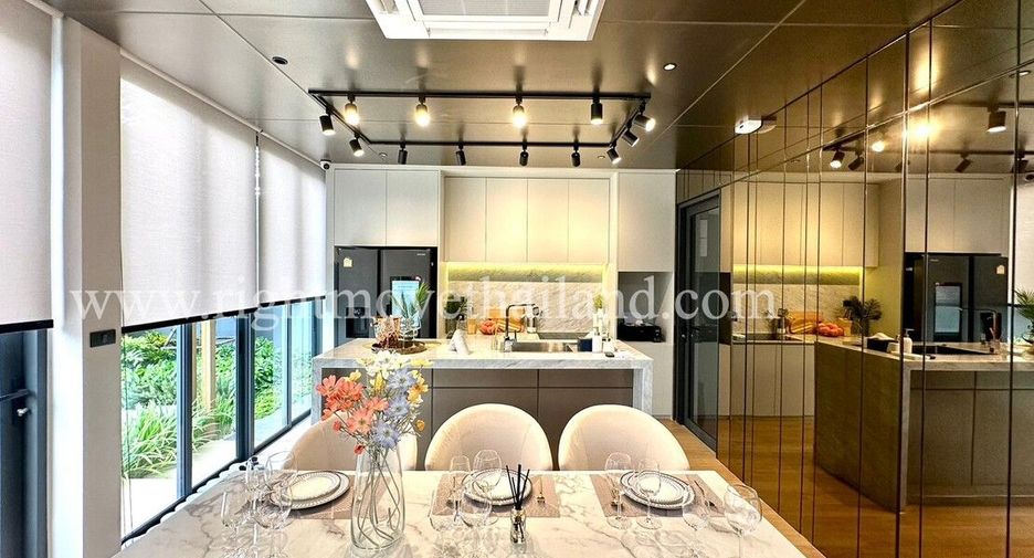 For sale 3 bedrooms townhouse in Wang Thonglang, Bangkok