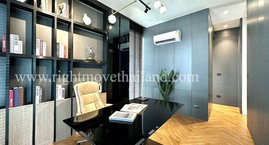 For sale 3 bedrooms townhouse in Wang Thonglang, Bangkok