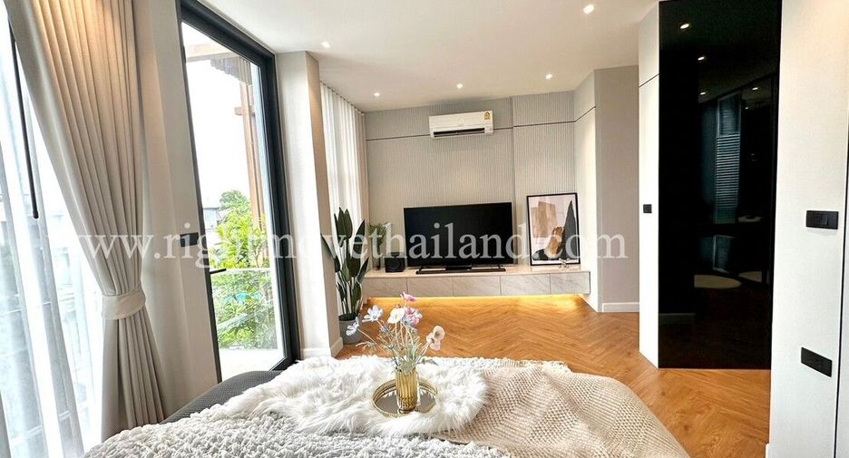 For sale 3 bedrooms townhouse in Wang Thonglang, Bangkok