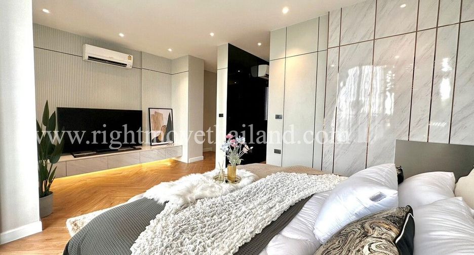 For sale 3 bedrooms townhouse in Wang Thonglang, Bangkok