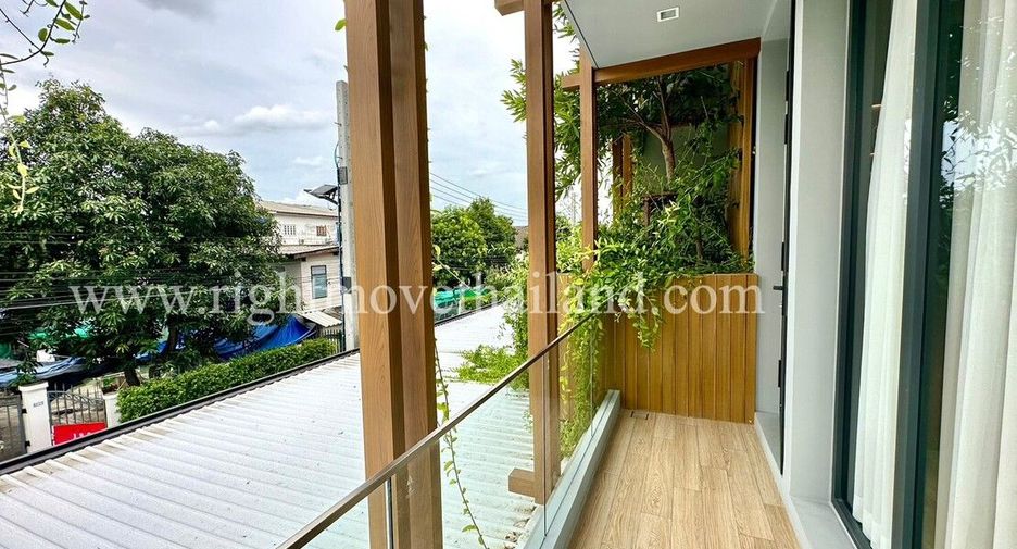 For sale 3 bedrooms townhouse in Wang Thonglang, Bangkok