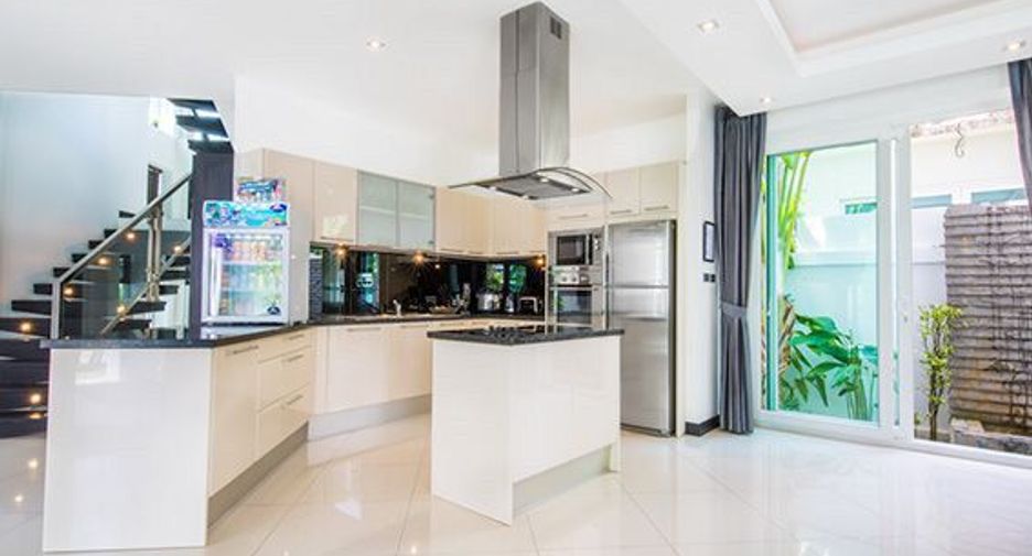 Villa en alquiler de 4 habitaciones en Bang Lamung, Chonburi