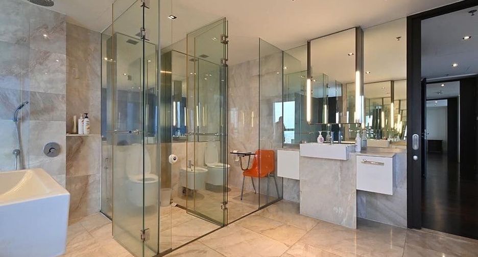 For rent 4 bedrooms condo in Sathon, Bangkok
