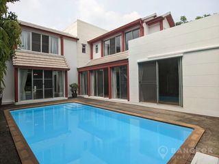 For rent 4 bed house in Huai Khwang, Bangkok