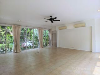 For rent 4 bed house in Huai Khwang, Bangkok