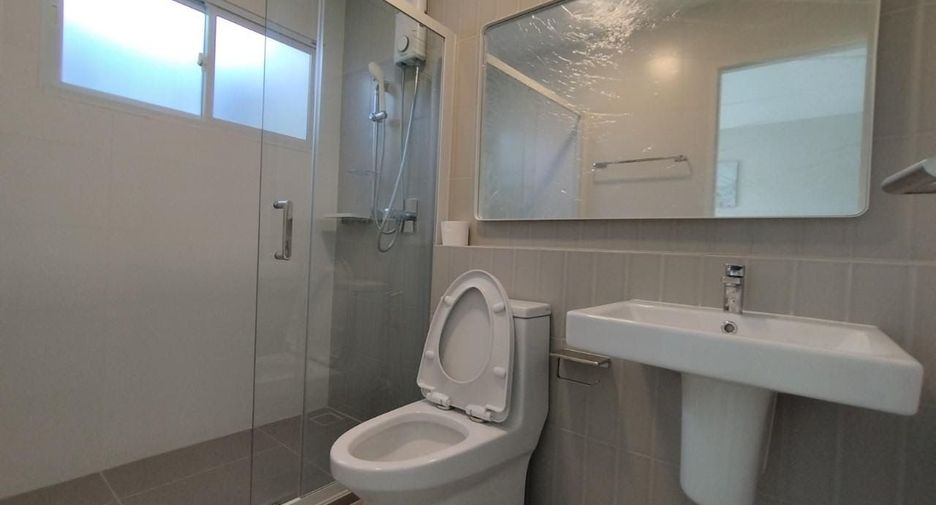 For rent 3 bedrooms townhouse in Prawet, Bangkok