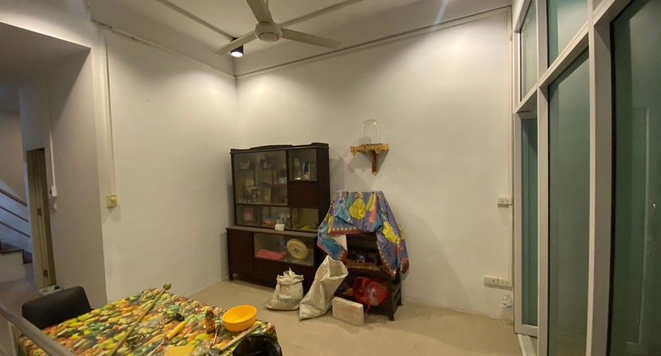 For sale 3 bedrooms retail Space in Bang Phlat, Bangkok