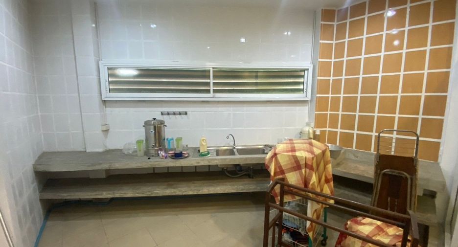 For sale 3 bedrooms retail Space in Bang Phlat, Bangkok