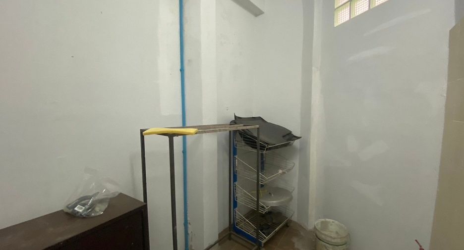 For sale 3 bedrooms retail Space in Bang Phlat, Bangkok