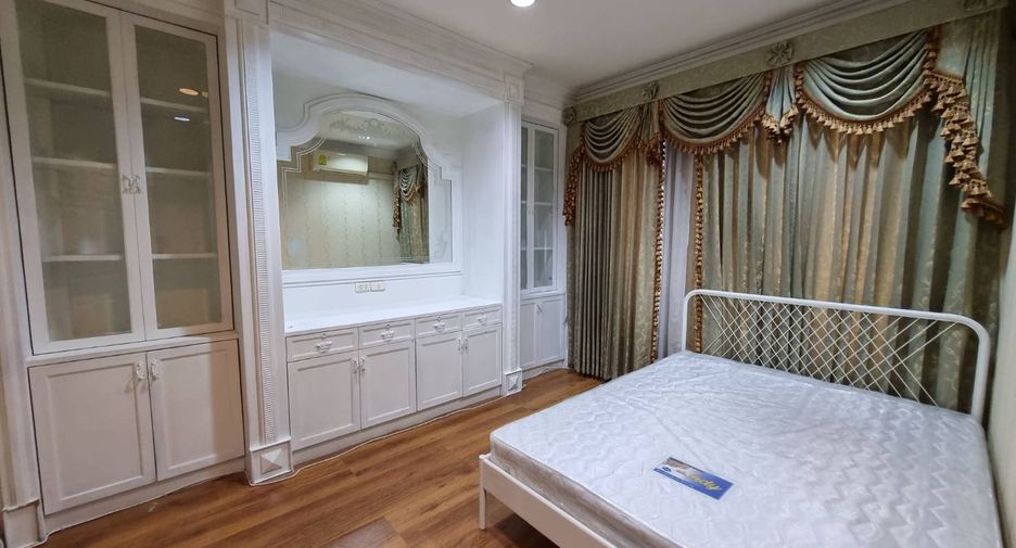 Reihenhaus zur Miete mit 3 Zimmer in Yan Nawa, Bangkok