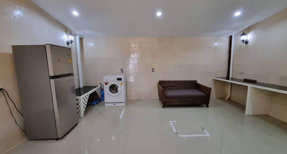 Reihenhaus zur Miete mit 3 Zimmer in Yan Nawa, Bangkok