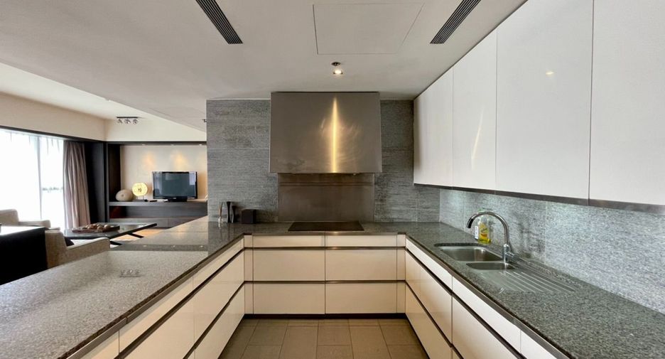 For rent 3 bedrooms condo in Sathon, Bangkok