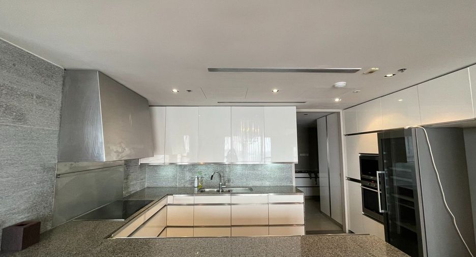 For rent 3 bedrooms condo in Sathon, Bangkok