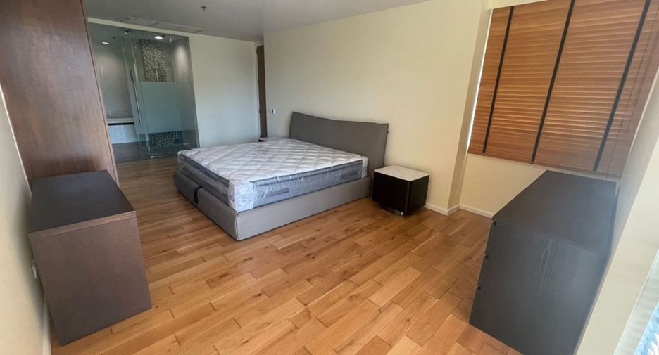 For rent 2 bedrooms condo in Sathon, Bangkok