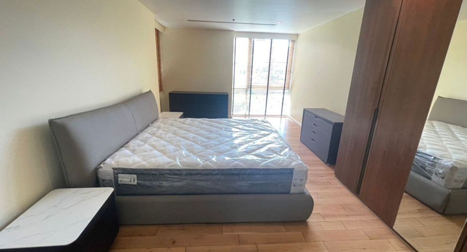 For rent 2 bedrooms condo in Sathon, Bangkok