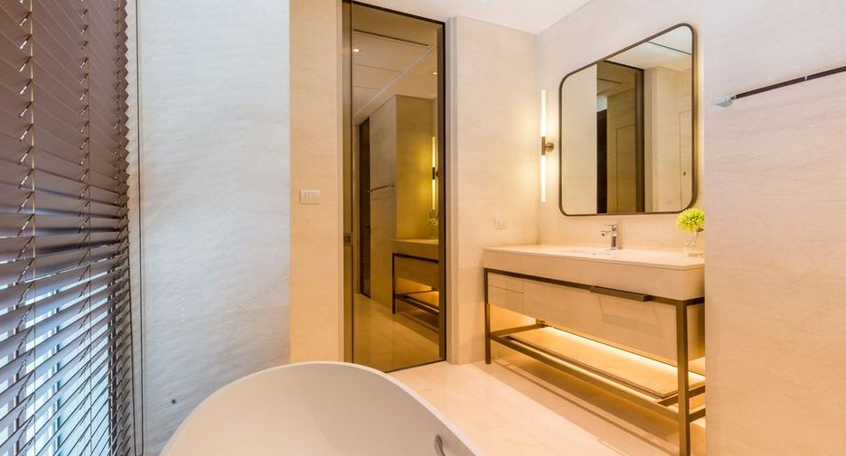 For rent and for sale 2 bedrooms condo in Pathum Wan, Bangkok