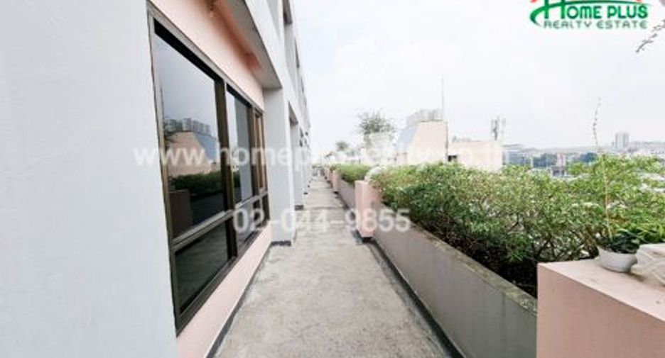 For sale 84 bedrooms apartment in Bang Kapi, Bangkok