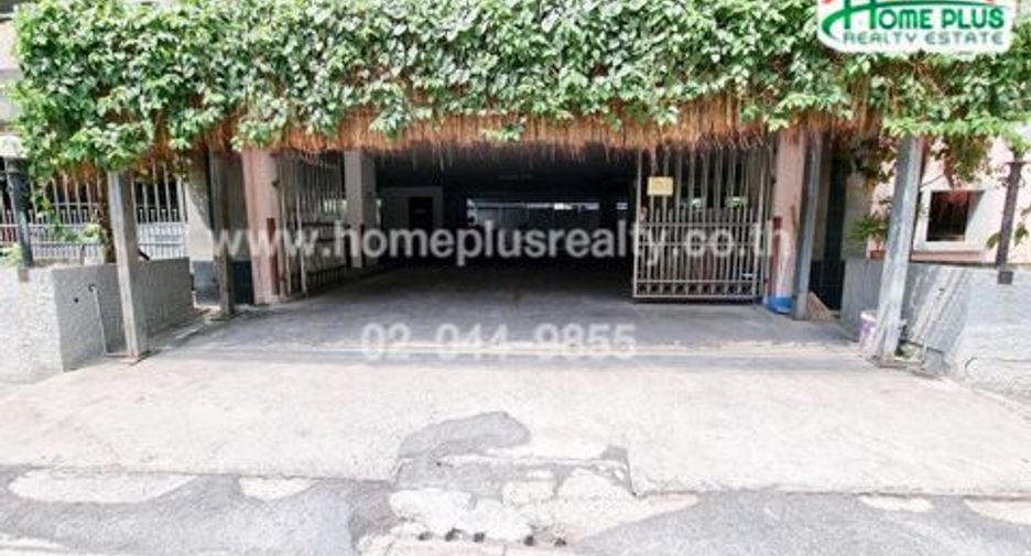 For sale 84 bedrooms apartment in Bang Kapi, Bangkok