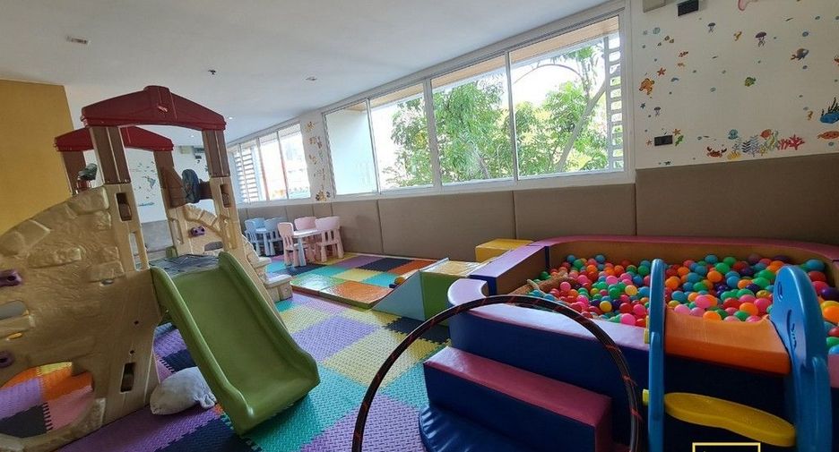 For rent 1 bed serviced apartment in Watthana, Bangkok