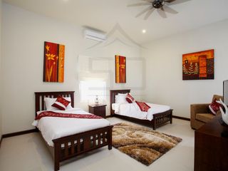 À louer 9 chambres villa à Mueang Phuket, Phuket