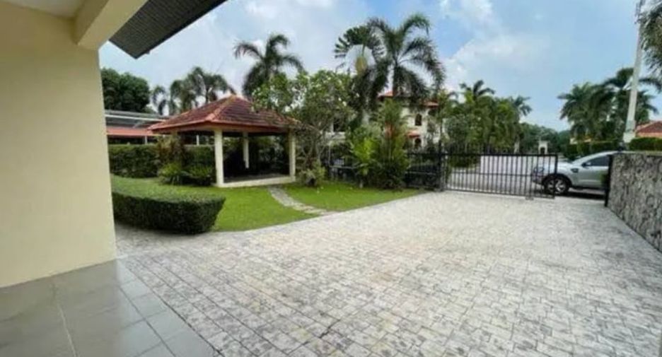 For rent 4 bedrooms villa in Bang Lamung, Chonburi