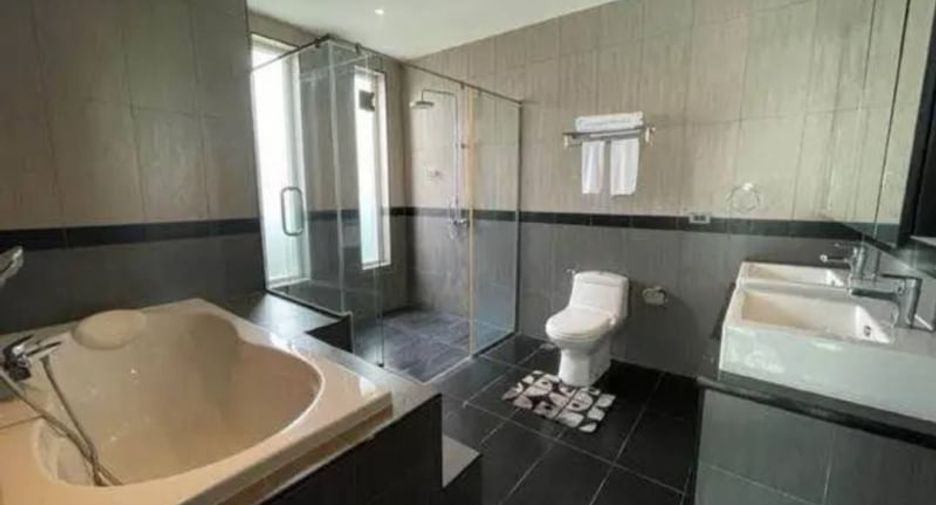 For rent 4 bedrooms villa in Bang Lamung, Chonburi