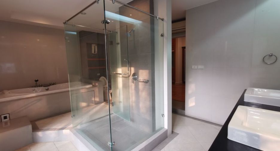 For rent 4 ベッドルーム house in Khlong Toei, Bangkok