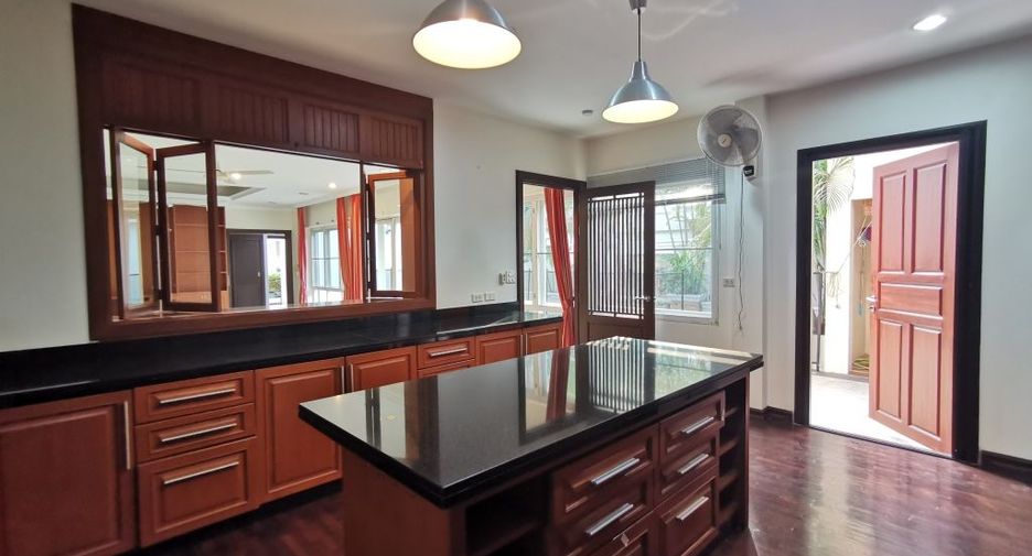 For rent 4 ベッドルーム house in Khlong Toei, Bangkok
