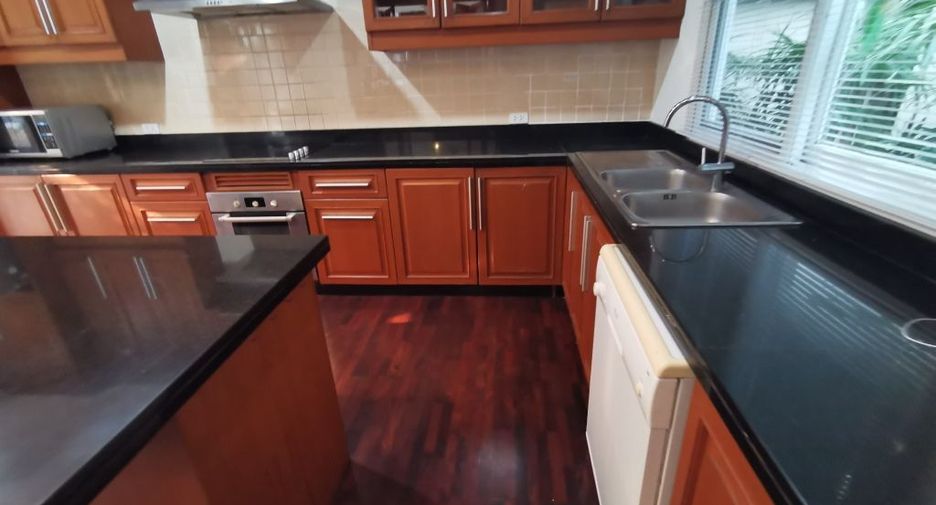 For rent 4 ベッドルーム house in Khlong Toei, Bangkok
