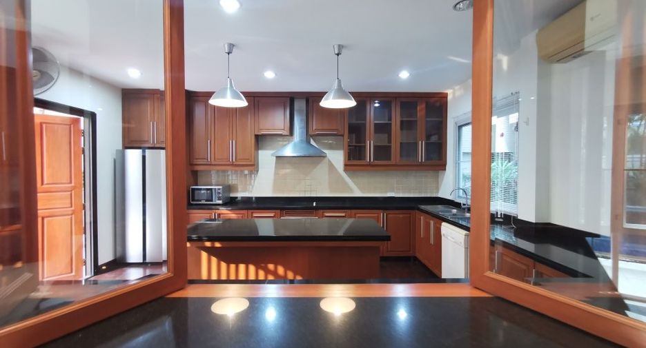 For rent 4 ベッドルーム house in Khlong Toei, Bangkok