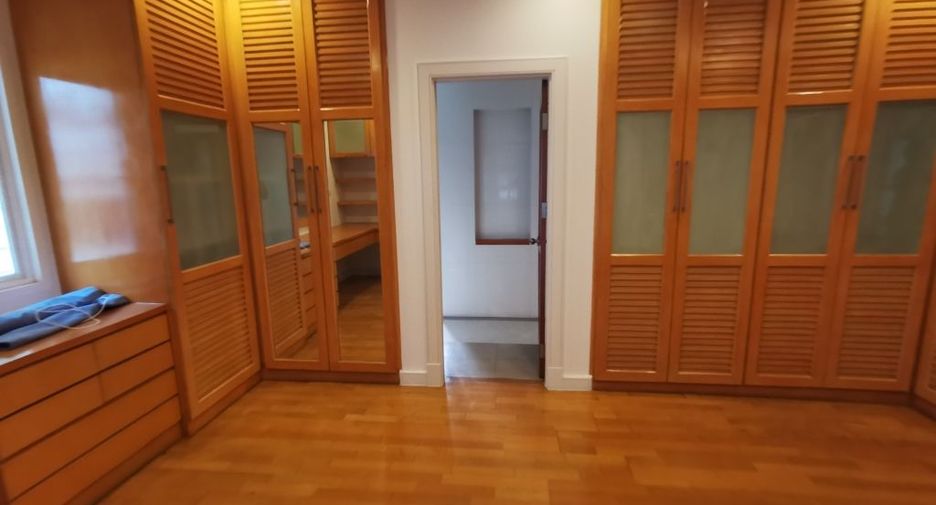 For rent 4 ベッドルーム house in Khlong Toei, Bangkok