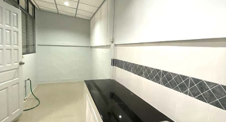 For sale 4 bedrooms townhouse in Thanyaburi, Pathum Thani