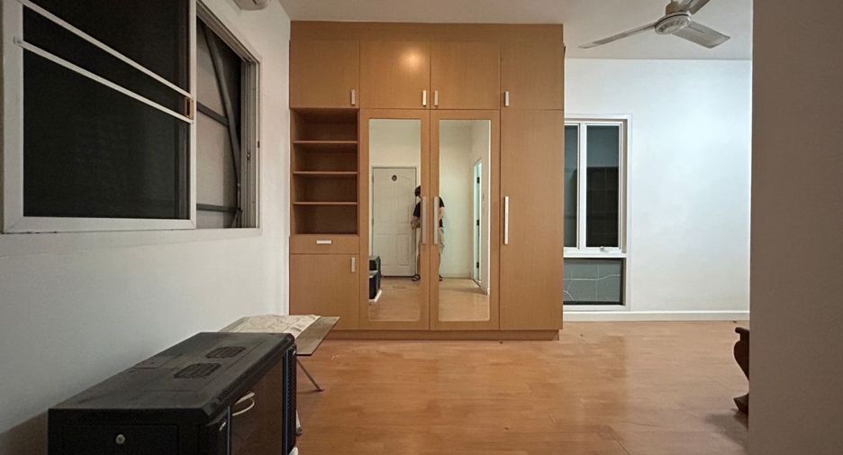 For rent 4 Beds retail Space in Chatuchak, Bangkok