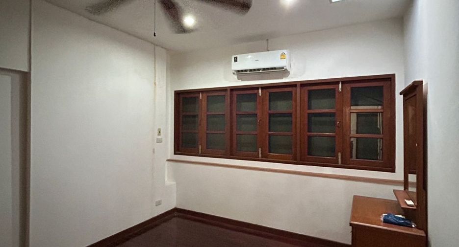 For rent 4 bed retail Space in Chatuchak, Bangkok