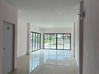 Casa adosada en venta de 3 habitaciones en Mueang Rayong, Rayong