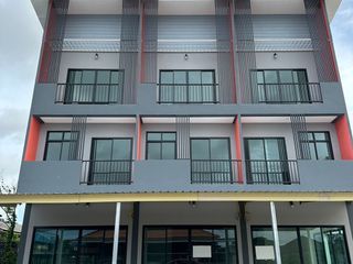 Casa adosada en venta de 3 habitaciones en Mueang Rayong, Rayong