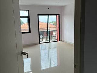 Casa adosada en venta de 3 habitaciones en Mueang Rayong, Rayong