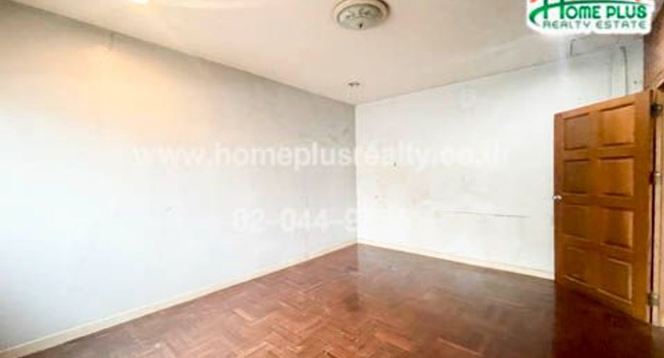 For sale 4 bedrooms townhouse in Chatuchak, Bangkok