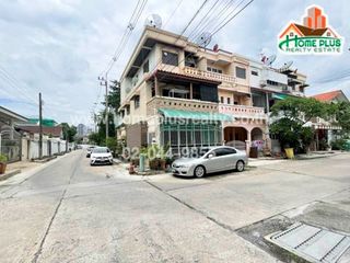 For sale 4 Beds townhouse in Chatuchak, Bangkok