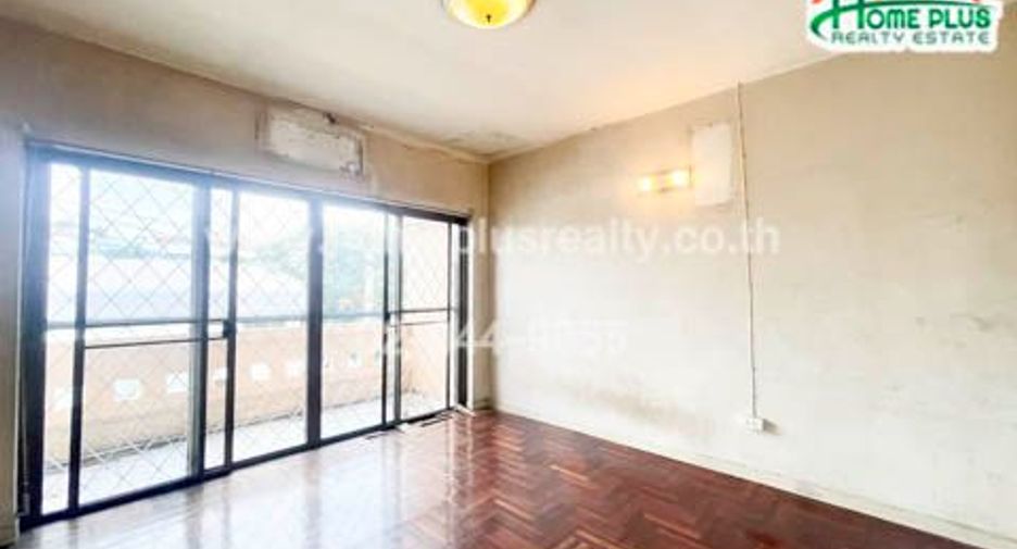 For sale 4 bedrooms townhouse in Chatuchak, Bangkok