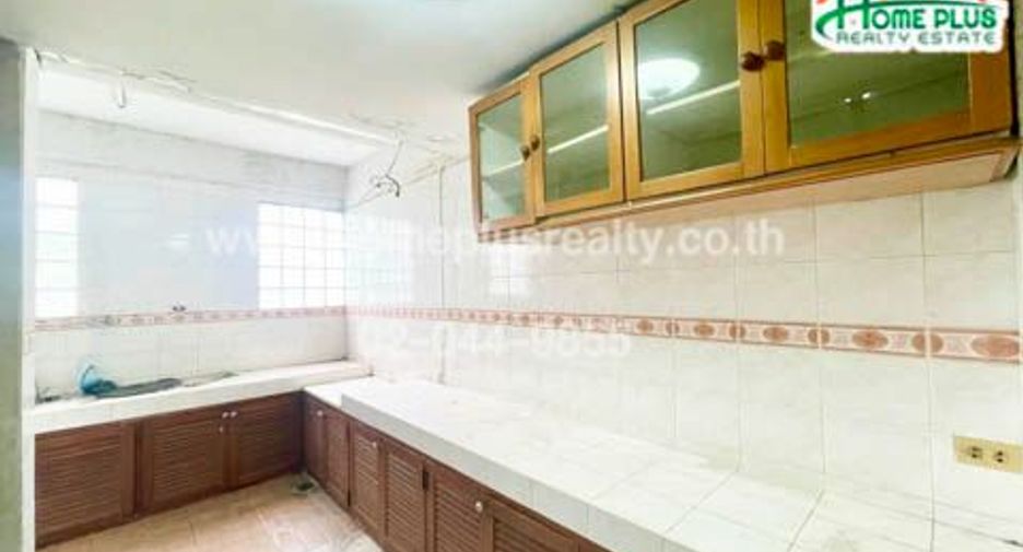 For sale 4 bedrooms townhouse in Chatuchak, Bangkok